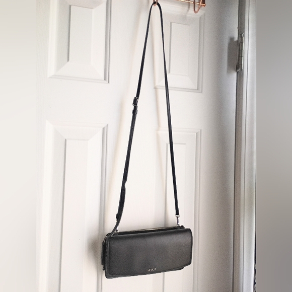 Tumi Adjustable Black Leather Crossbody Wallet/Purse - Picture 3 of 5